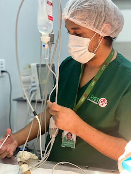 Profissional da CEVET acompanhando paciente veterinário